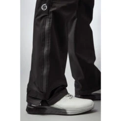 Sunderland Vancouver Quebec Waterproof Golf Trousers SUNMR35 7 Sunderland Vancouver Quebec Waterproof Golf Trousers SUNMR35 -FootJ Golf Shop Quebec Closeup Hem